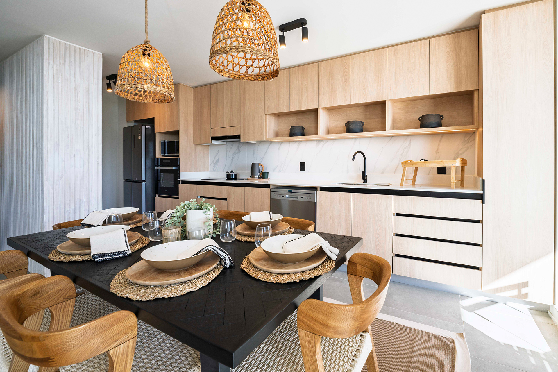 Interior de departamento 3 dorm. en Chagual, con cocina integrada, luz natural y diseño moderno conectado al entorno.