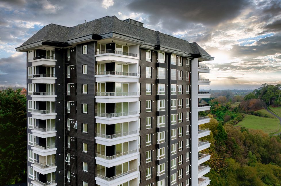 las_quemas1 Render edificios de la 1ª etapa de Las Quemas en Osorno, con balcones y paisaje mixto entre pradera y ciudad.